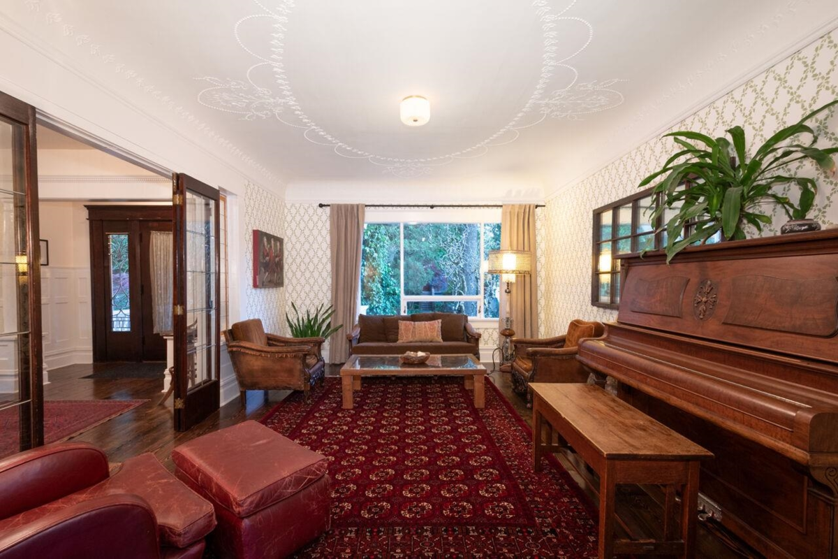 Kitchen Island Photo of 1859 Napier Street, Vancouver, BC