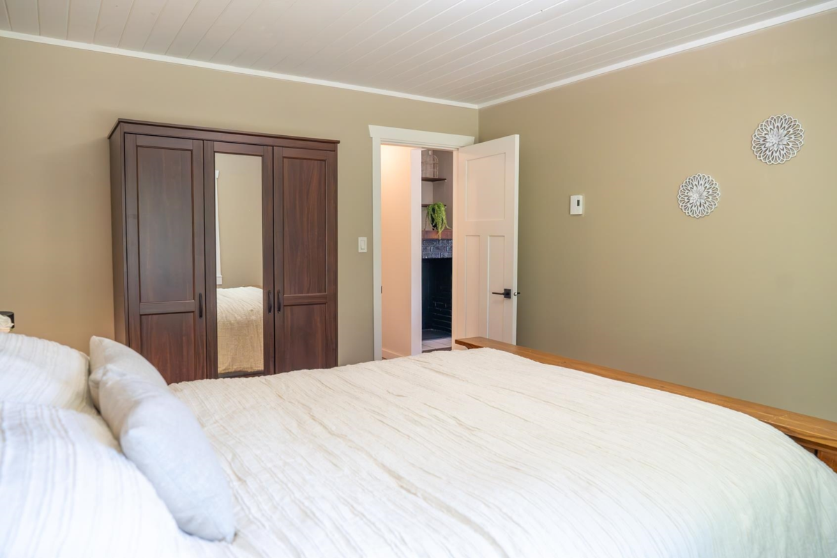 Guest Bathroom Photo of 9907 Gowlland Point Road, Pender Island, BC