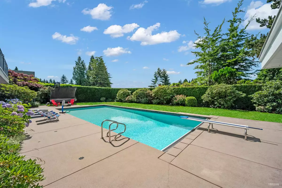 Front Yard Photo of 848 Fairmile Road, West Vancouver, BC