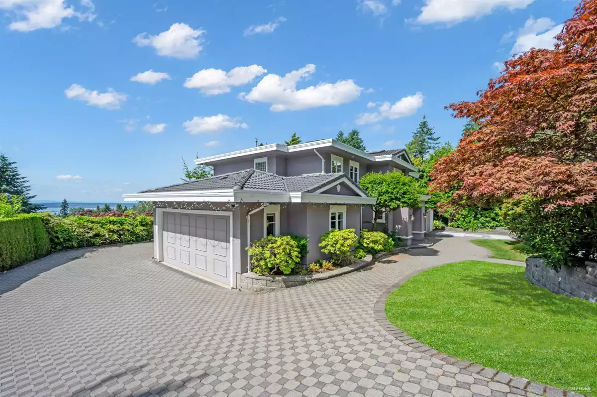 Kitchen Island Photo of 848 Fairmile Road, West Vancouver, BC