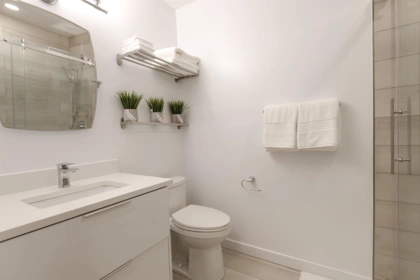 Primary Bathroom Photo of 414 15739 Fraser Highway, Surrey, BC