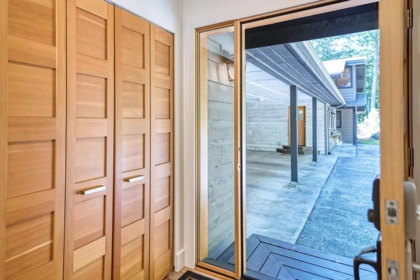 Entry Foyer Photo of 10881 Sunshine Coast Highway, Halfmoon Bay, BC