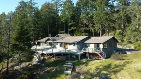 Living Room Photo of 10881 Sunshine Coast Highway, Halfmoon Bay, BC