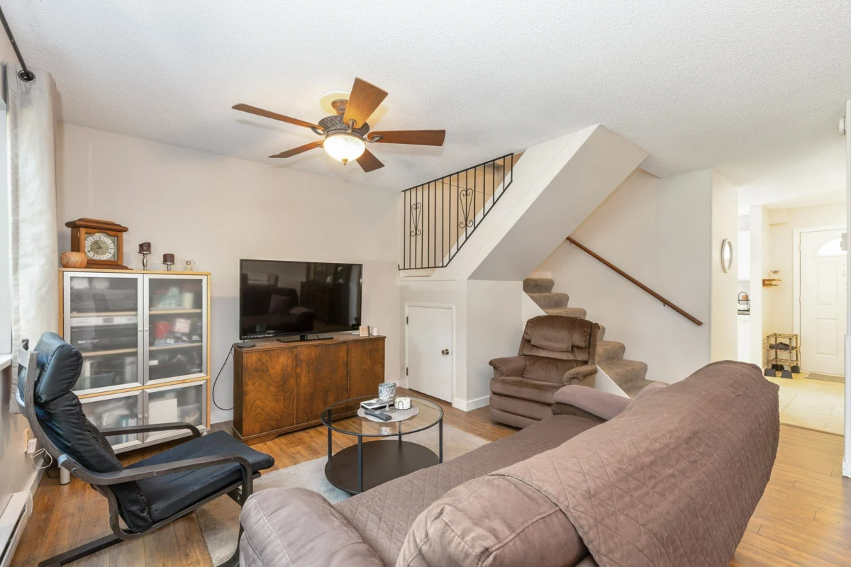 Kitchen Island Photo of 12123 Schmidt Crescent, Maple Ridge, BC