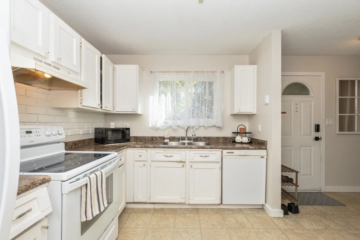 Walk-In Closet Photo of 12123 Schmidt Crescent, Maple Ridge, BC