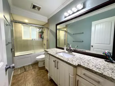 Kitchen Island Photo of 9525 125a Street, Surrey, BC