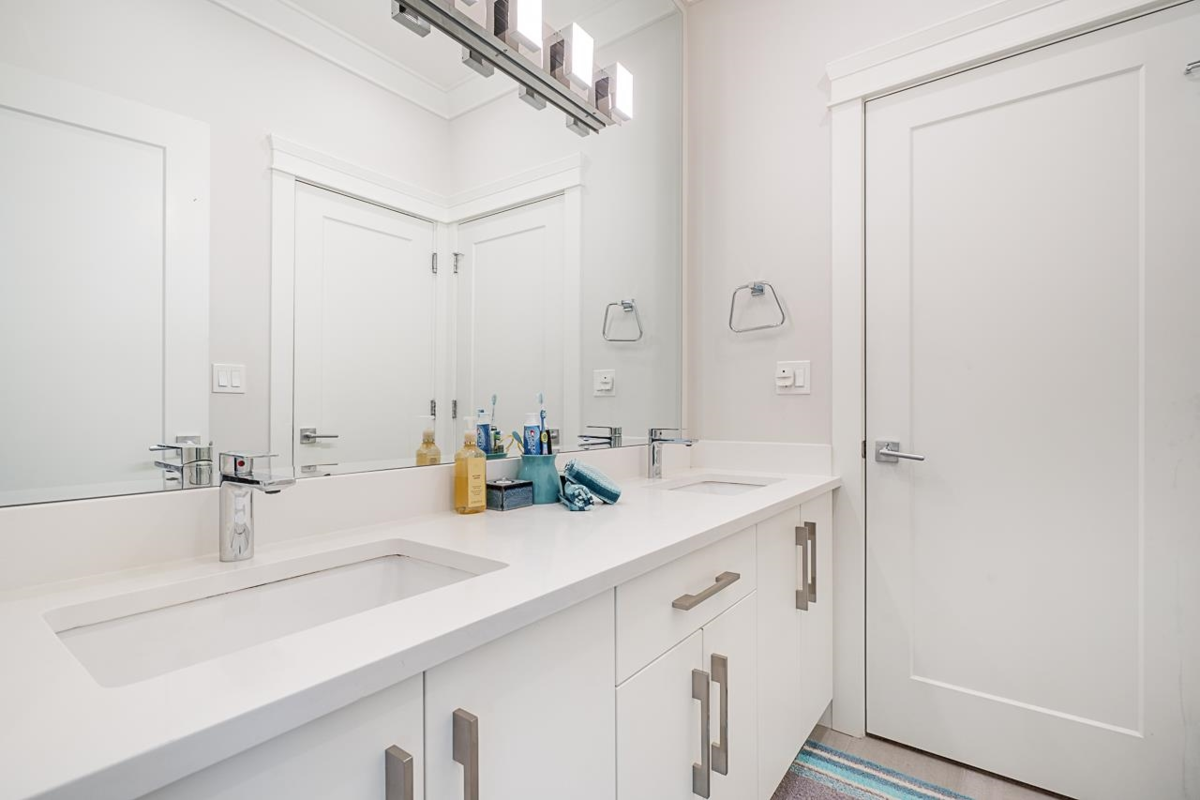 Hallway Photo of 15699 77b Avenue, Surrey, BC