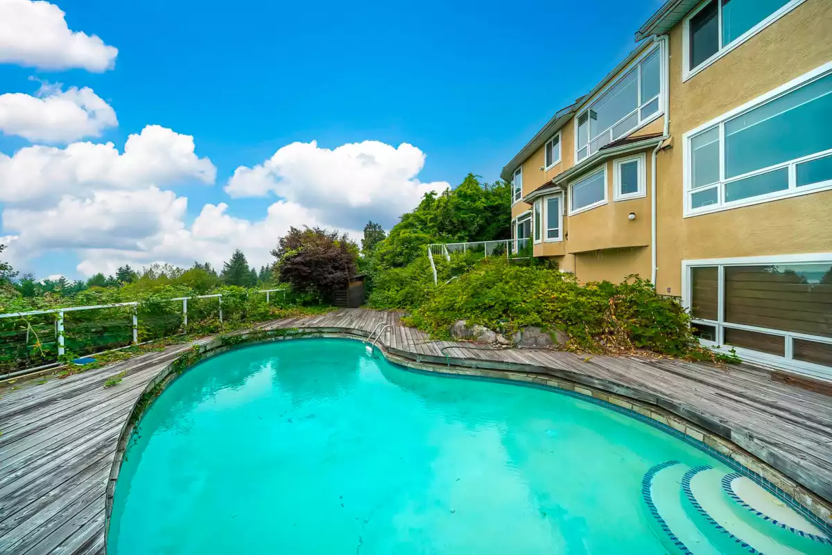 Kitchen Photo of 2138 Westhill Place, West Vancouver, BC