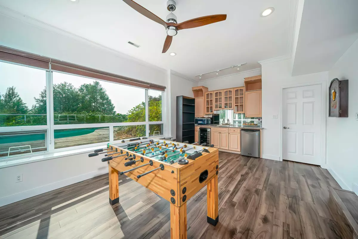 Swimming Pool Photo of 2138 Westhill Place, West Vancouver, BC