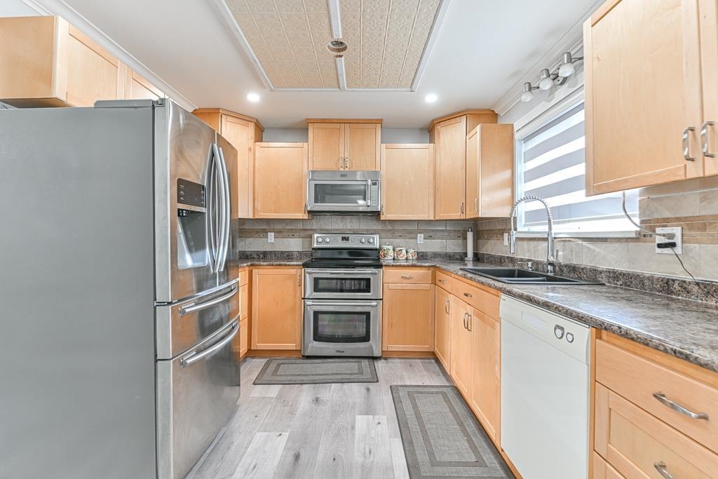 Kitchen Island Photo of 32066 Sorrento Avenue, Abbotsford, BC