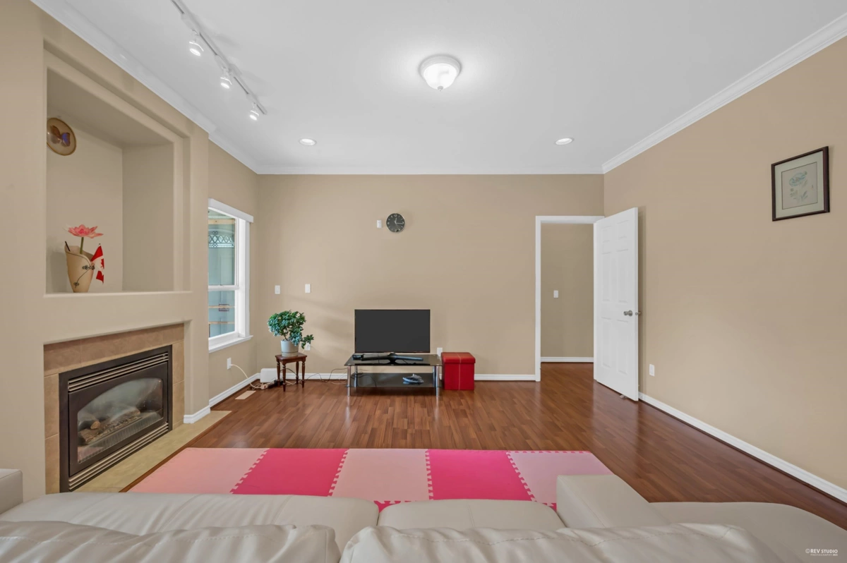 Laundry Room Photo of 15438 112 Avenue, Surrey, BC