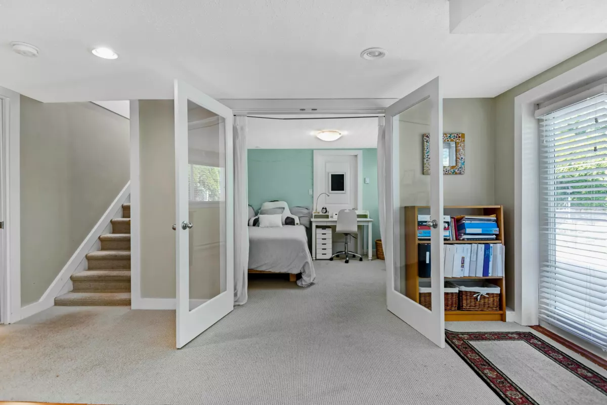 Backyard Photo of 3420 Rockview Place, West Vancouver, BC