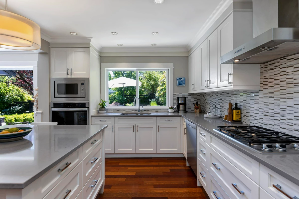 Kitchen Photo of 3420 Rockview Place, West Vancouver, BC