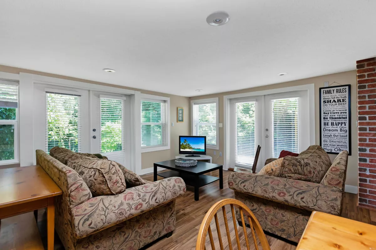 Swimming Pool Photo of 3420 Rockview Place, West Vancouver, BC