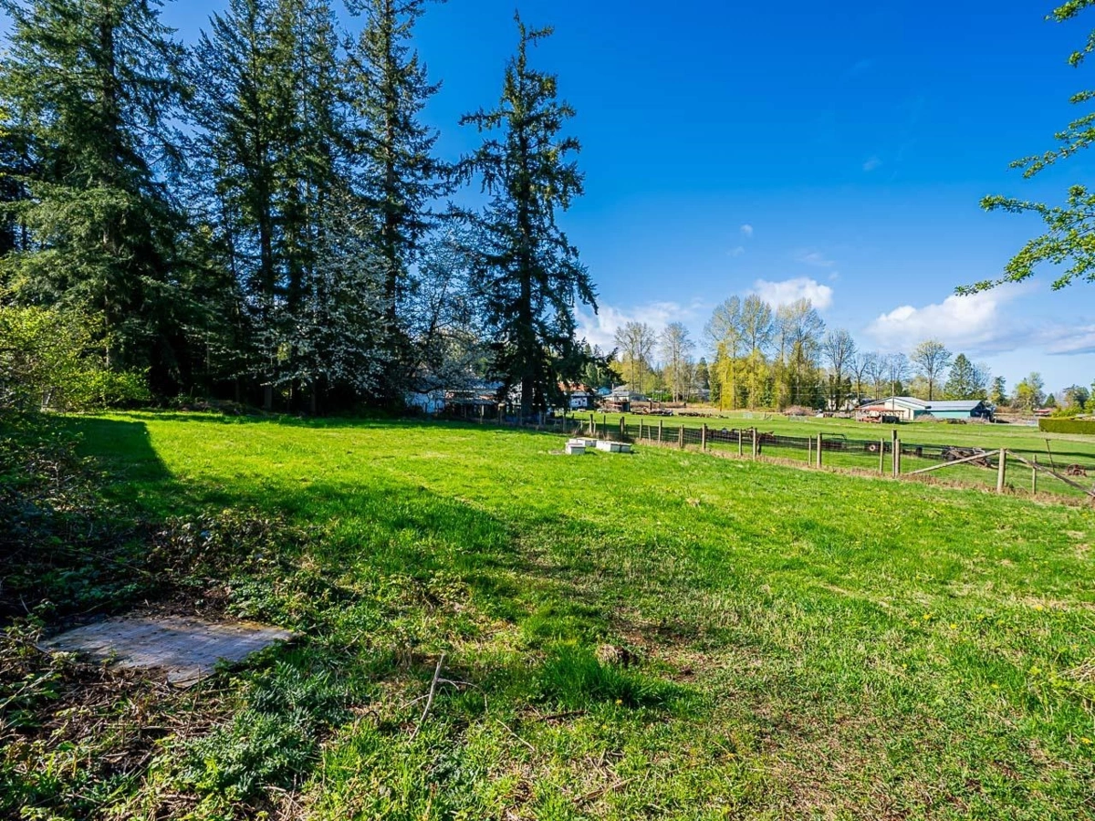 Hallway Photo of 18495 Avenue, Surrey, BC