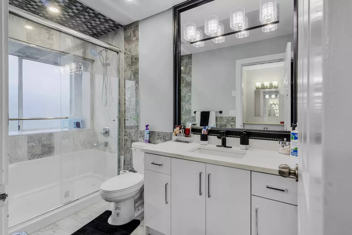 Guest Bathroom Photo of 32144 Ashcroft Drive, Abbotsford, BC