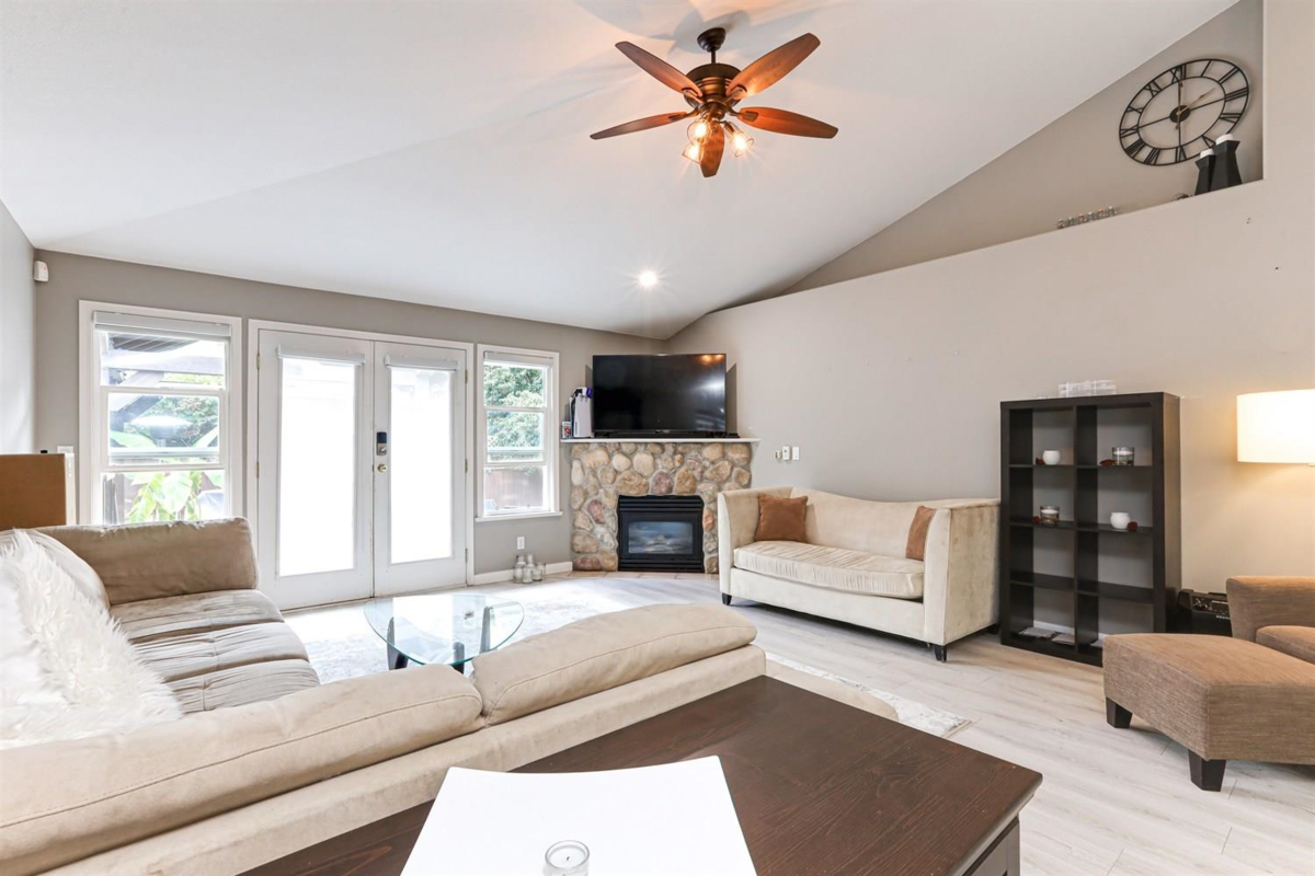 Dining Area Photo of 18260 69 Avenue, Surrey, BC