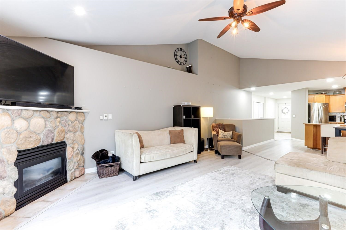 Kitchen Island Photo of 18260 69 Avenue, Surrey, BC