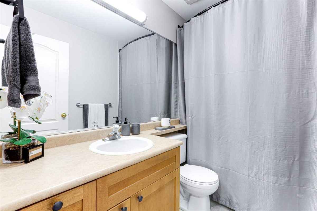 Mudroom Photo of 18260 69 Avenue, Surrey, BC