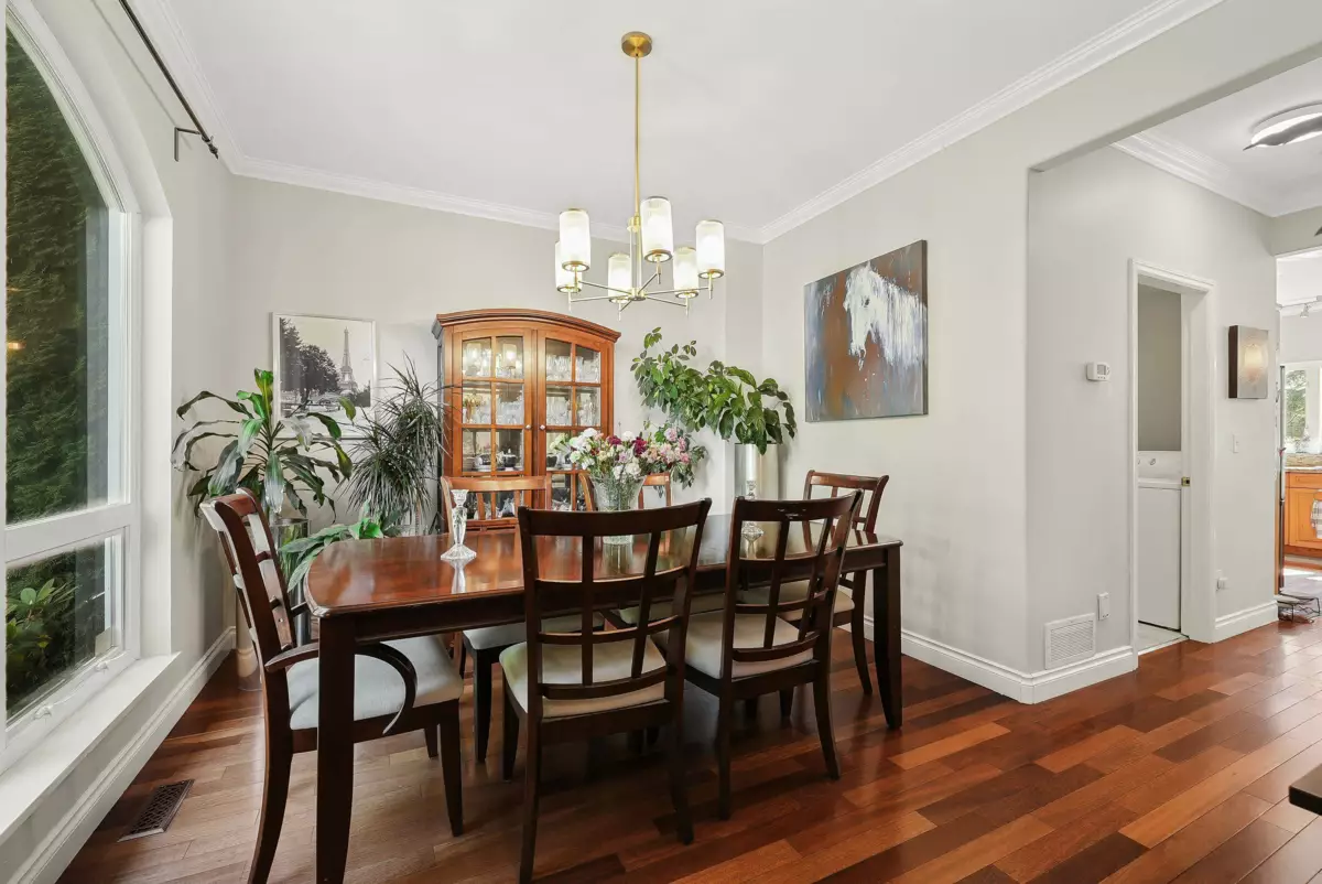 Kitchen Island Photo of 18152 58 Avenue, Surrey, BC