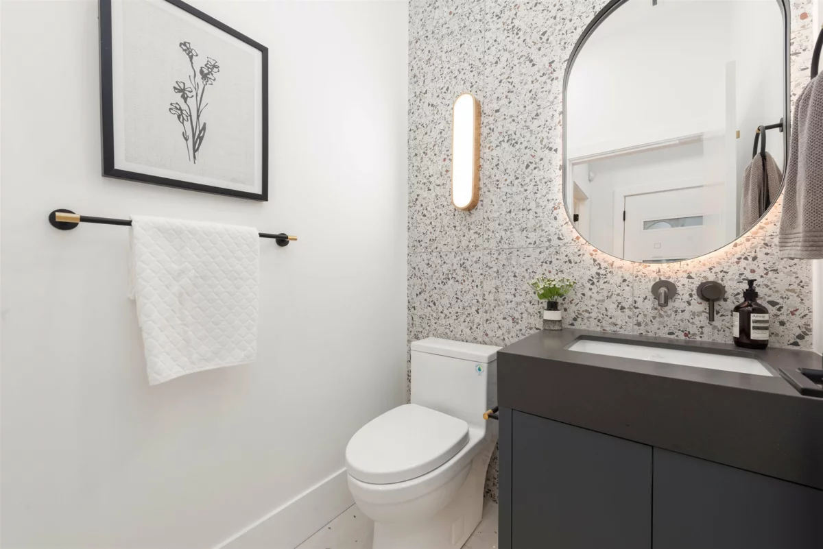 Guest Bathroom Photo of 5 371 E 33rd Avenue, Vancouver, BC