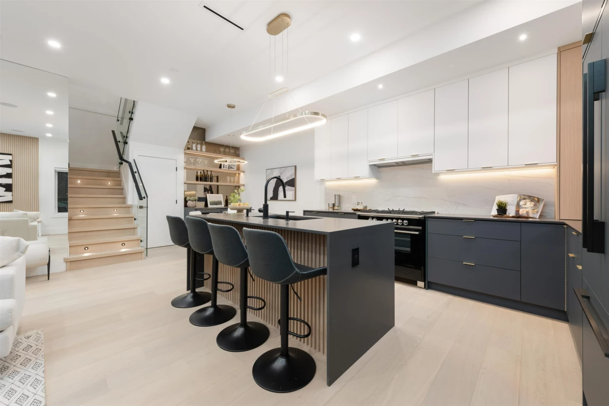 Kitchen Island Photo of 5 371 E 33rd Avenue, Vancouver, BC