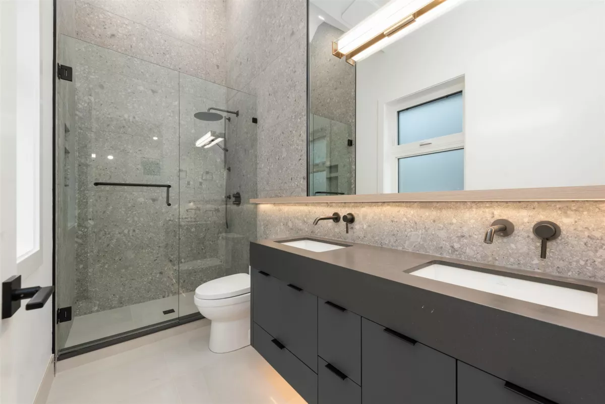 Primary Bathroom Photo of 5 371 E 33rd Avenue, Vancouver, BC