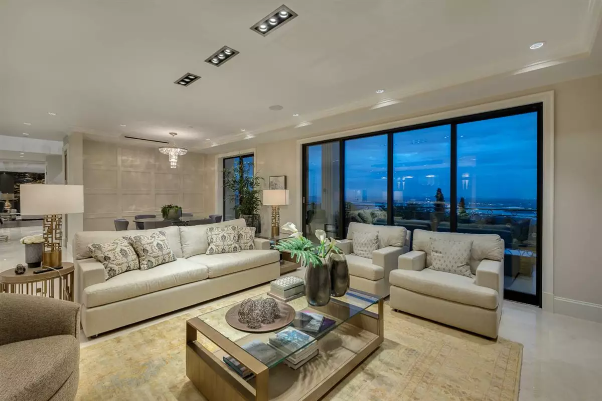 Breakfast Nook Photo of 1525 Vinson Creek Road, West Vancouver, BC