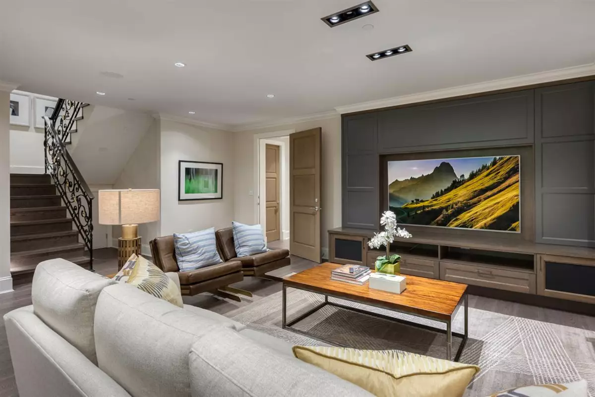 Guest Bathroom Photo of 1525 Vinson Creek Road, West Vancouver, BC