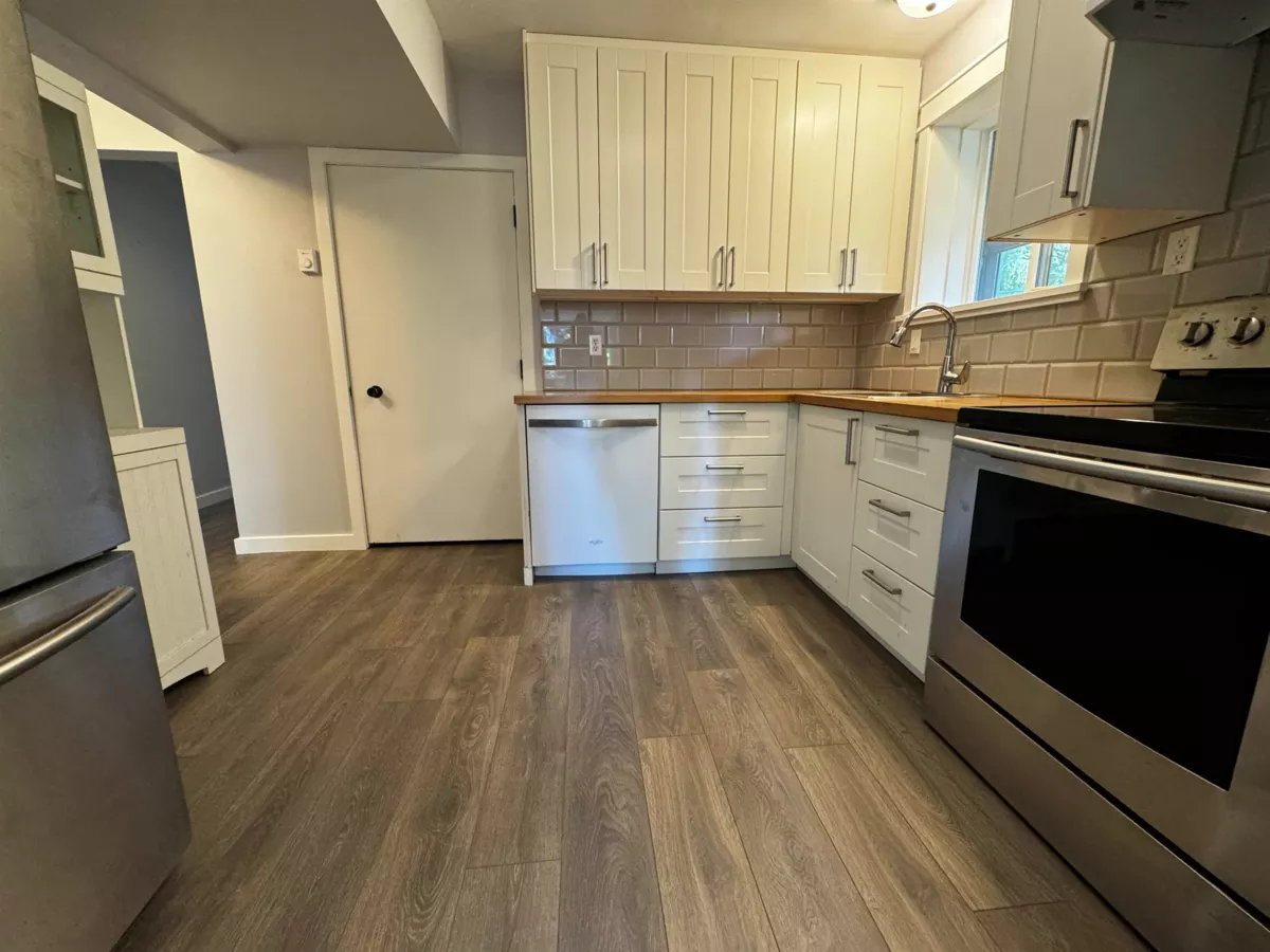 Outdoor Deck Photo of 5080 Sunshine Coast Highway, Sechelt, BC