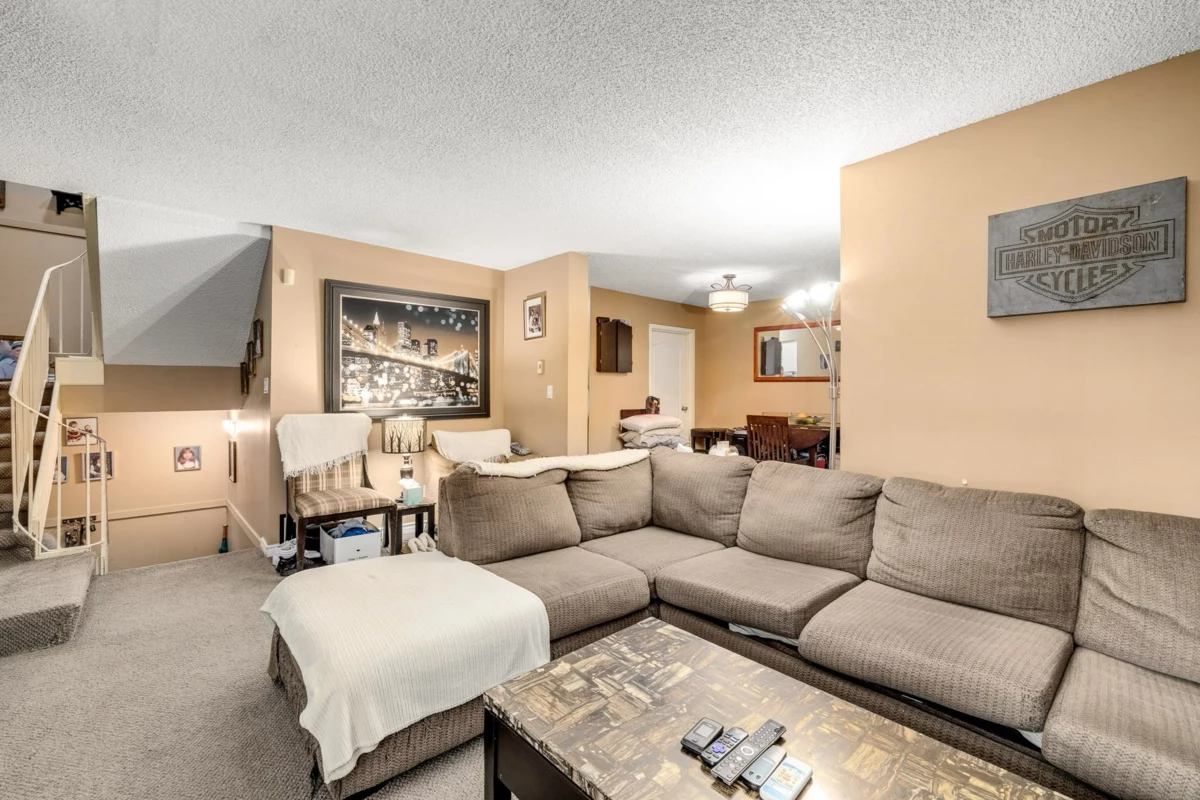 Kitchen Island Photo of 14834 Holly Park Lane, Surrey, BC
