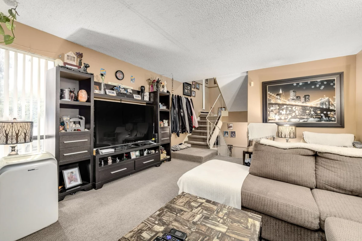 Kitchen Photo of 14834 Holly Park Lane, Surrey, BC