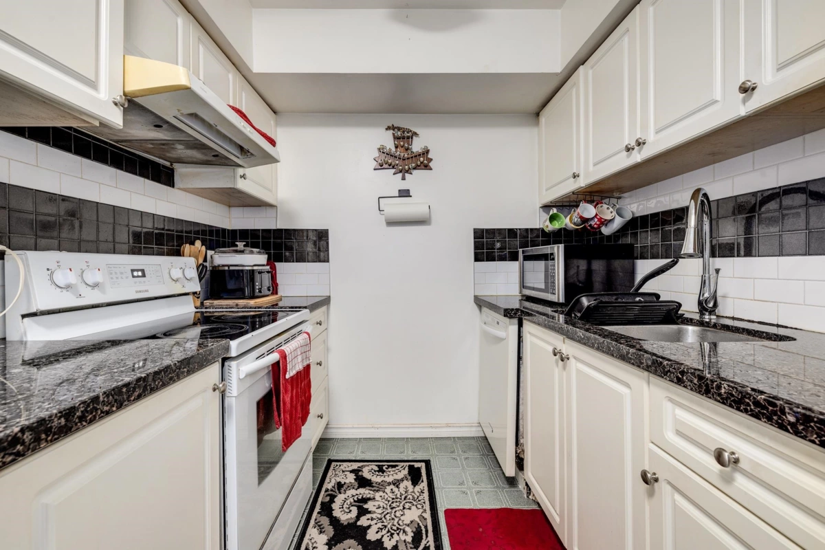 Primary Bathroom Photo of 14834 Holly Park Lane, Surrey, BC