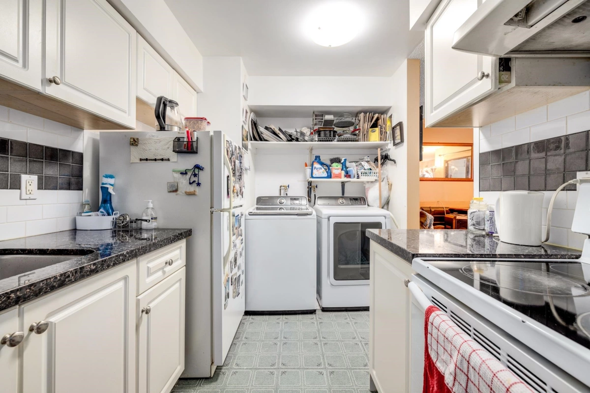 Walk-In Closet Photo of 14834 Holly Park Lane, Surrey, BC