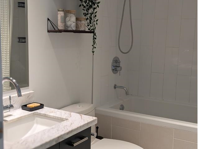 Kitchen Island Photo of 1201 1455 George Street, White Rock, BC