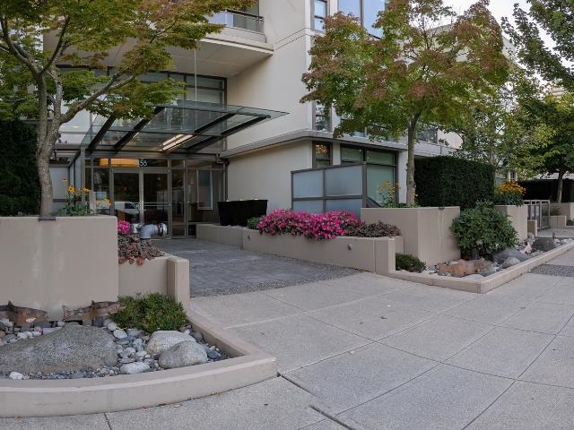 Walk-In Closet Photo of 1201 1455 George Street, White Rock, BC