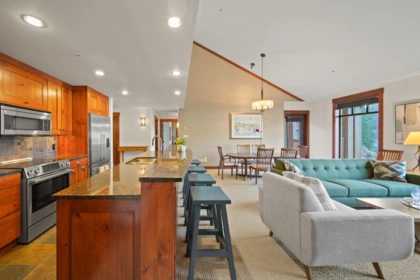 402 2202 Gondola Way, Whistler, BC, Whistler — Apartment/Condo for sale