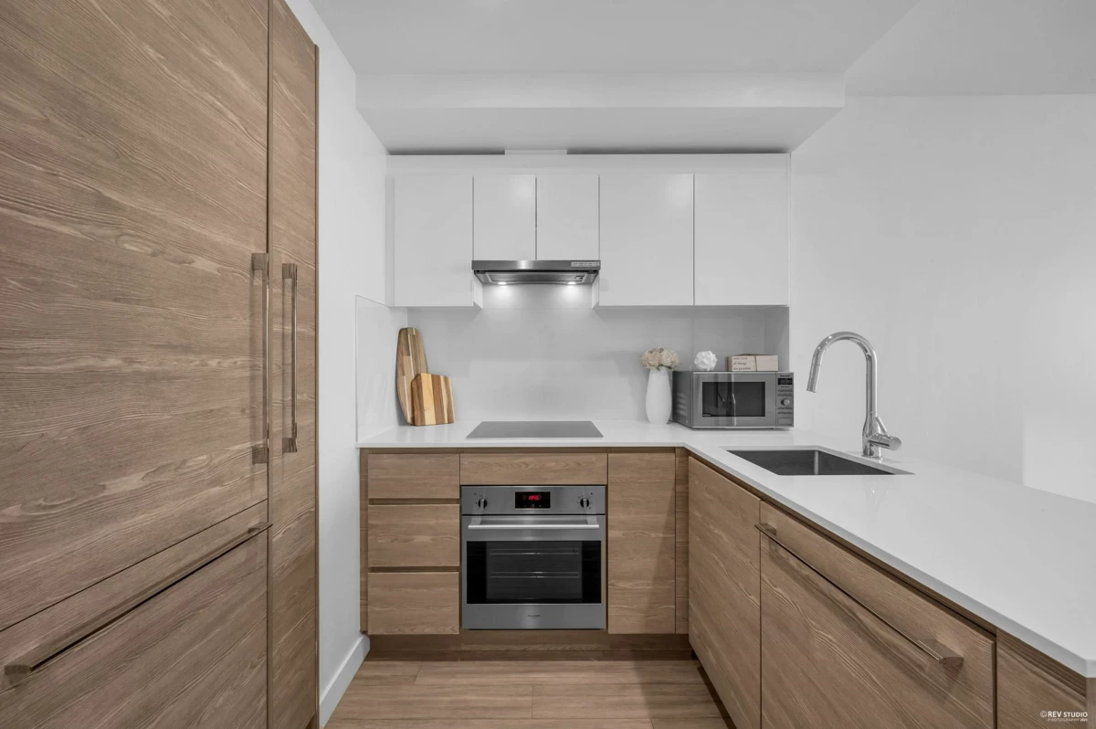 Kitchen Photo of 1508 13655 Fraser Highway, Surrey, BC