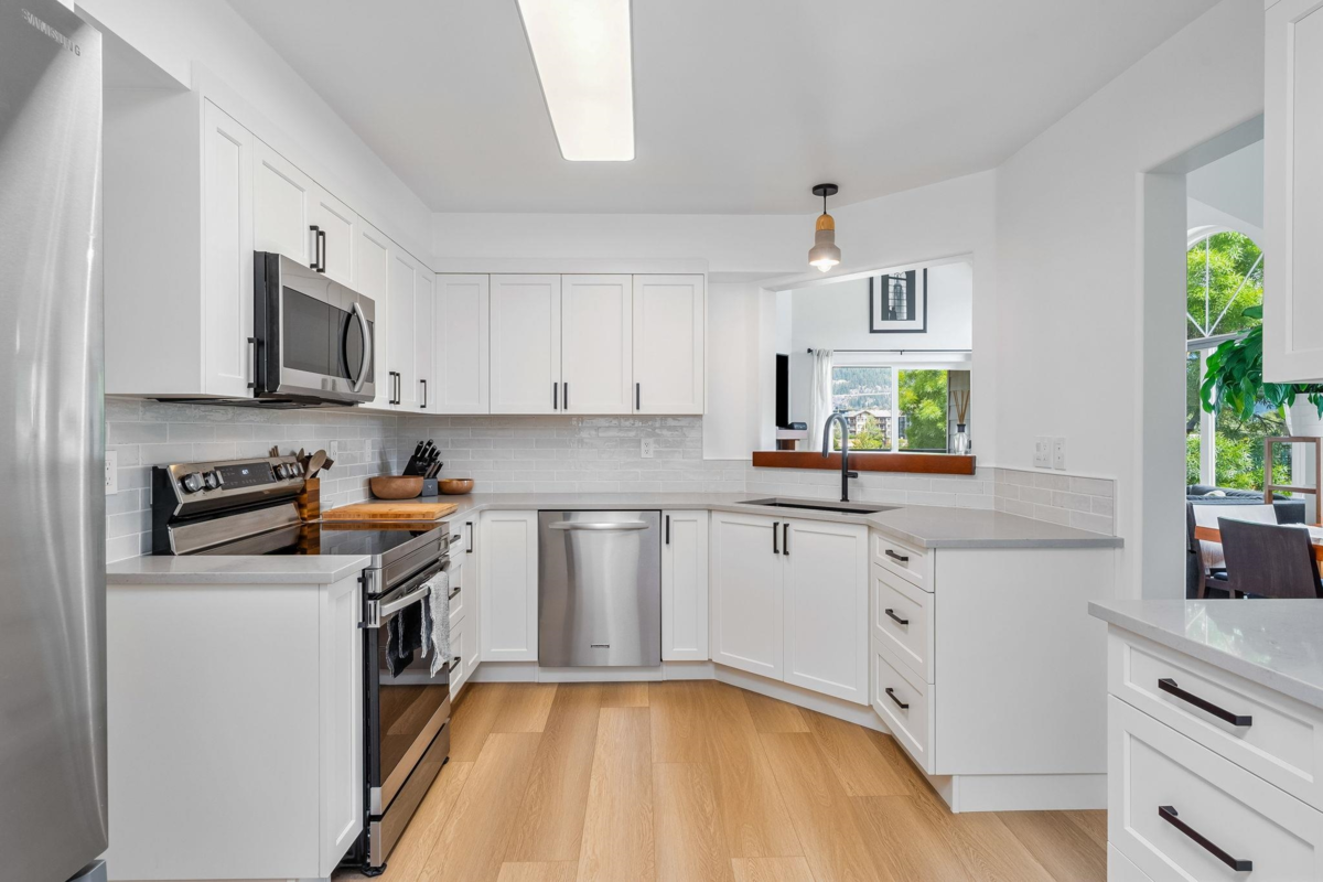 Kitchen Island Photo of 312 1466 Pemberton Avenue, Squamish, BC