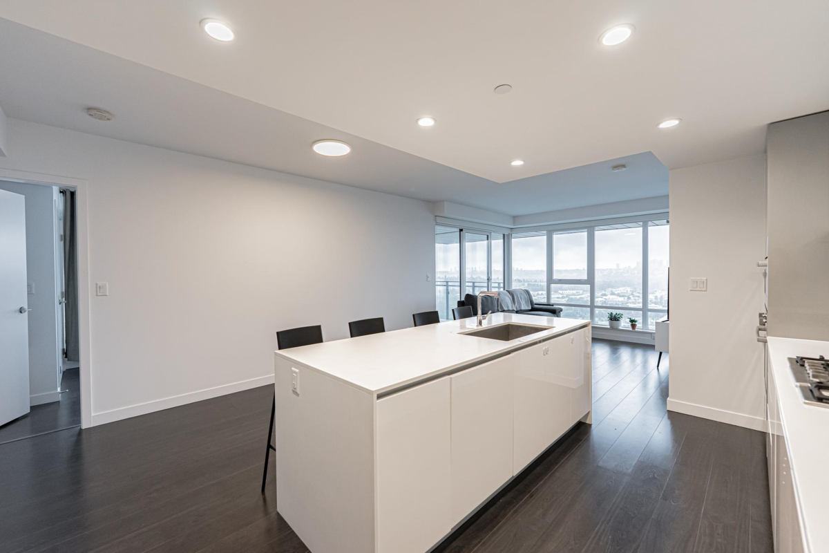 Walk-In Closet Photo of 3406 2085 Skyline Court, Burnaby, BC