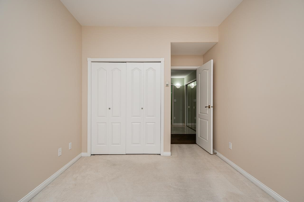 Front Yard Photo of 102 15169 Buena Vista Avenue, White Rock, BC