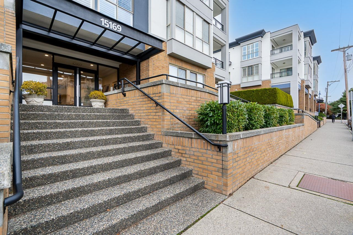 Living Room Photo of 102 15169 Buena Vista Avenue, White Rock, BC