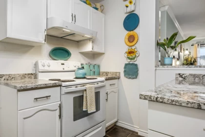 Kitchen Island Photo of 120 33175 Old Yale Road, Abbotsford, BC