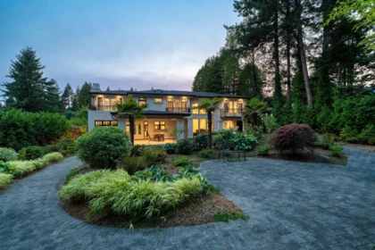 Garden / Landscaping Photo of 920 3rd Street, West Vancouver, BC