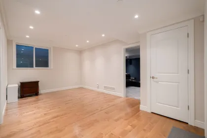 Hallway Photo of 920 3rd Street, West Vancouver, BC