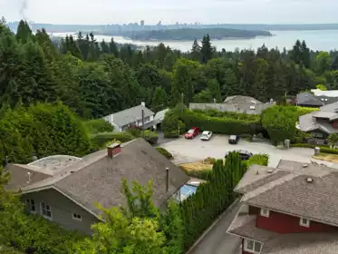 Hot Tub / Spa Photo of 1725 Rosebery Avenue, West Vancouver, BC