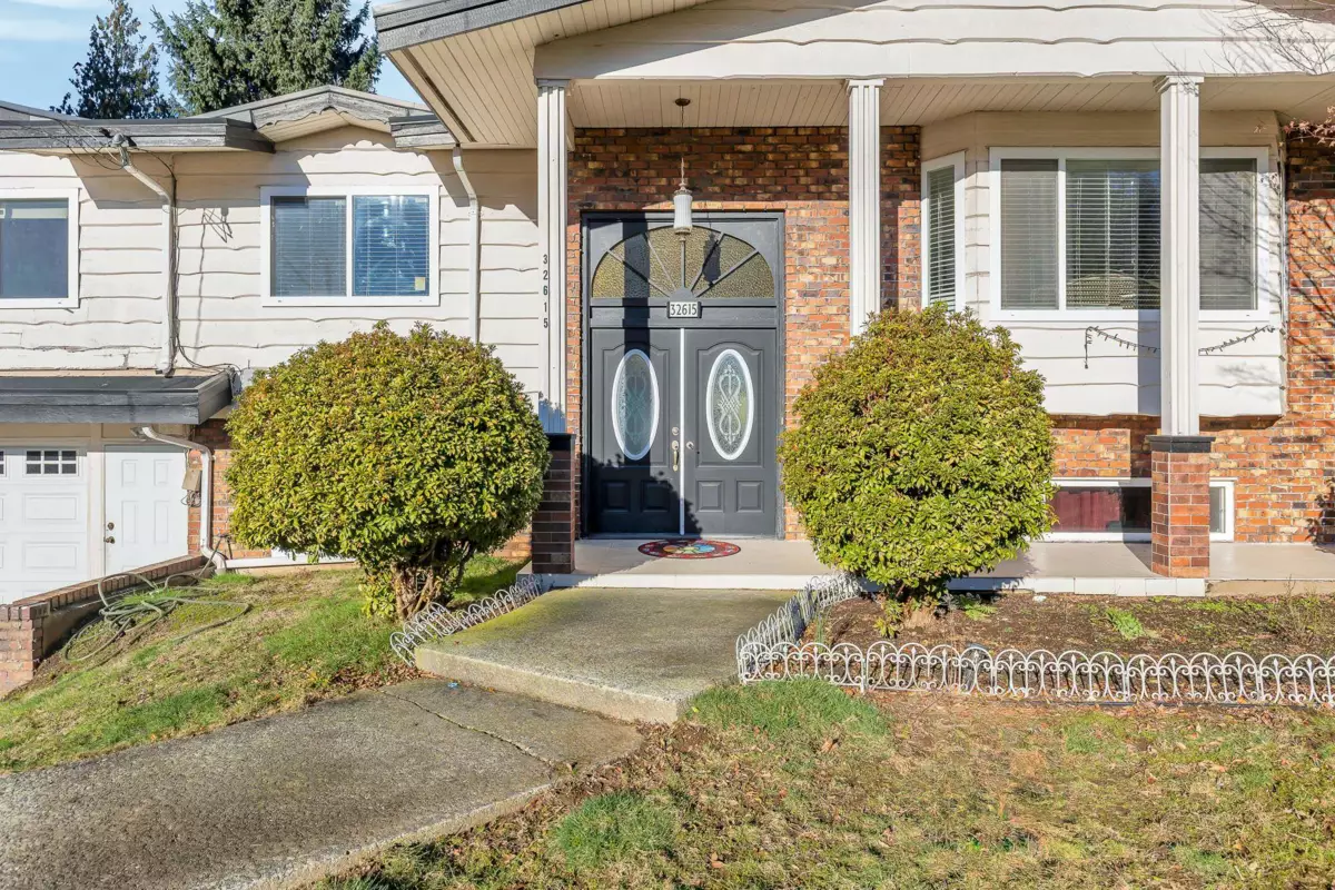 Living Room Photo of 32615 Bevan Avenue, Abbotsford, BC