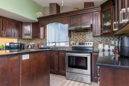 Kitchen Island Photo of 32615 Bevan Avenue, Abbotsford, BC