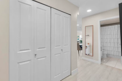 Entry Foyer Photo of 404 15785 Croydon Drive, Surrey, BC