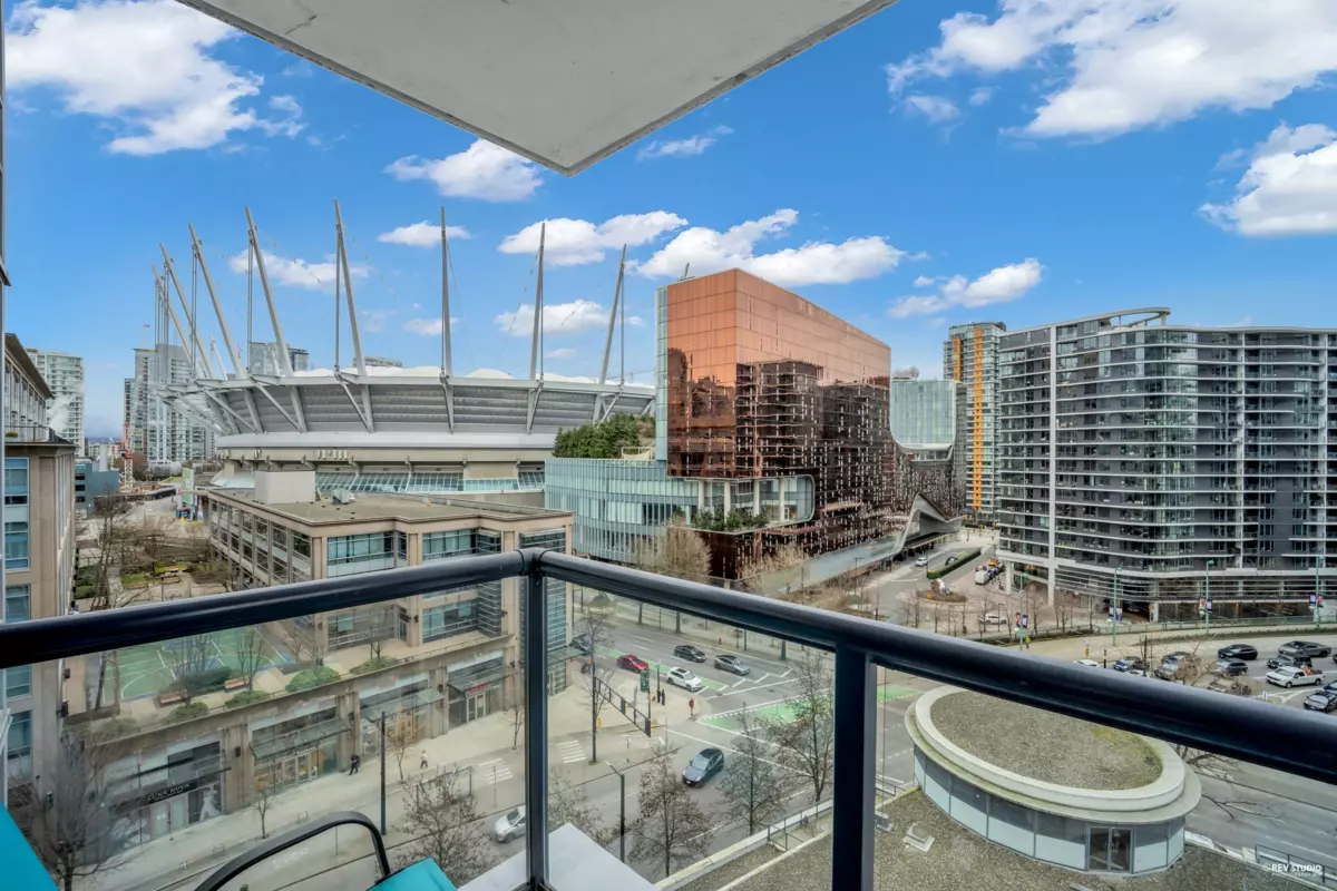 Kitchen Island Photo of 1202 928 Beatty Street, Vancouver, BC